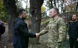 Tổng thống Ukraine thị sát lực lượng ở 'chảo lửa' Donetsk