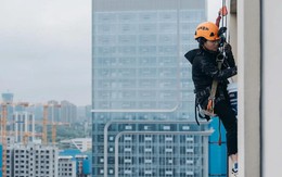 Từ nhân viên khách sạn 5 sao thành ‘người nhện’: Mẹ đơn thân đu dây trên cao kiếm tiền chữa bệnh cho con bại não