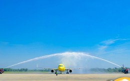 Đúng sáng 1/10, chiếc Airbus đặc biệt chở hơn 100 hành khách hạ cánh sân bay Thanh Hóa, Giám đốc cảng hàng không trực tiếp có mặt