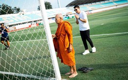 Mời cao tăng 'làm phép', đội bóng của HLV Park Hang Seo thoát hiểm ngoạn mục
