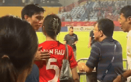 Đoàn Văn Hậu hôn Doãn Hải My cực tình ngay trên sân bóng