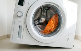 Tại sao chỉ giặt một chiếc khăn lại làm rung chuyển máy giặt của bạn, trong khi giặt đầy lồng lại quay rất êm?