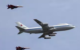 Hai chiếc "Điện Kremlin bay" cùng cất cánh bay lên bầu trời: Tổng thống Putin ngồi trên chiếc nào không ai biết