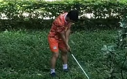 Công Phượng chơi golf ngoài vườn