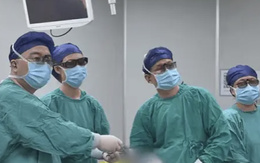 Đưa anh trai đi hóa trị ung thư, người đàn ông 44 tuổi bàng hoàng phát hiện điều bất ngờ trong ruột