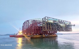 Cận cảnh đoàn lai dắt sà lan chở nhịp cầu 3.400 tấn vượt sông về Bến Bạch Đằng