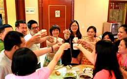 Vì sao bây giờ nhiều người đi họp lớp không muốn nói thật về nghề nghiệp, chức vụ?