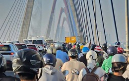 Ô tô lao qua dải phân cách trên cầu Nhật Tân, hướng đi sân bay Nội Bài tắc dài