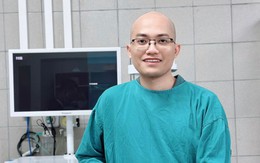 Xong ca mổ, bác sĩ quay sang đồng nghiệp: 'Mẹ anh vừa mất, anh xin về trước nhé'