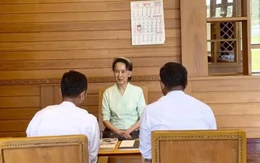 Myanmar công bố ảnh hiếm của bà Aung San Suu Kyi khi nhận sách từ Vua Charles III