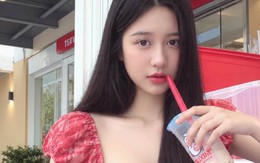 Chỉ uống trà sữa thôi, họa sĩ Minh Thư vẫn dễ dàng khiến người xem "gục ngã"