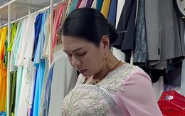 Nữ NSƯT 56 tuổi đang ngồi máy bay bị hỏi thẳng: "Lại về Việt Nam nữa hả?"