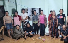 Kiểm tra đột xuất nhà người phụ nữ 74 tuổi, bắt nhiều quý bà