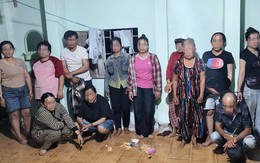Công an kiểm tra căn nhà của người phụ nữ 74 tuổi lúc 23h30: Bắt quả tang 11 đối tượng