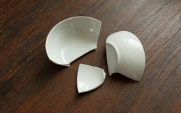 Thương người đàn ông góa vợ, tôi chấp nhận làm mẹ kế của hai đứa trẻ, nào ngờ sau đám cưới, một chiếc bát vỡ lại khiến tôi sợ hãi