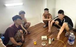 Kiểm tra phòng trọ lúc 23 giờ, công an bắt quả tang 2 đối tượng