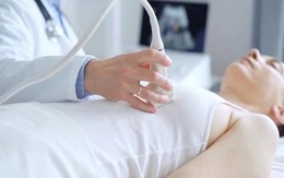 Nữ bác sĩ được chẩn đoán mắc "ung thư vú nguy hiểm nhất" đã nhấn mạnh "thói quen" suýt cướp đi mạng sống của mình