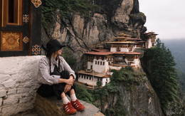 Tăng Thanh Hà đón tuổi 40 ở nơi đẹp như cổ tích: Tu viện cheo leo trên vách núi, mây phủ quanh năm, hợp với những chuyến đi tìm sự an yên