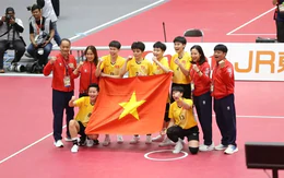 Bộ trưởng Bộ VHTTDL Lâm Thị Phương Thanh chúc mừng đội tuyển cầu mây nữ