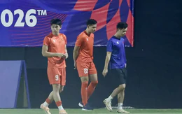 Đình Bắc cùng 3 tuyển thủ Việt Nam tập riêng trước trận gặp Malaysia