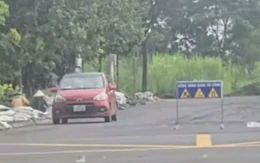 TikToker đăng clip ô tô con 'lu lèn' mặt đường, chính quyền yêu cầu làm rõ động cơ