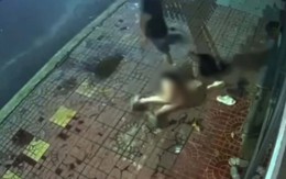 Người phụ nữ bị chồng đánh đập ngoài đường lúc 1 giờ sáng: Hé lộ nguồn cơn