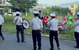 Đang tổ chức sinh nhật, đội kèn đám tang ngang qua, thổi nhạc chung vui: Người trong cuộc lên tiếng