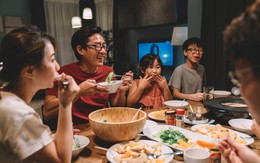 Cha mẹ thông thái dạy con: Được người khác mời ăn, dù thân đến đâu cũng nhớ 3 điều không nên làm!