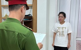 Công an chặn xe máy kiểm tra, phát hiện thứ bất thường trong khẩu trang của một phụ nữ