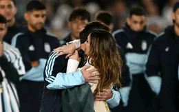 Messi ôm chặt nữ ca sĩ