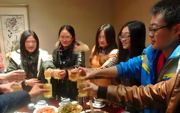 25 người đăng ký đi họp lớp nhưng có tận 30 người đến, tôi thoát nhóm chung ngay sau bữa ăn, từ nay xin cạch chuyện "họp hành"