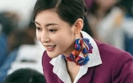 Vì sao tiếp viên hàng không thường đeo khăn lụa?