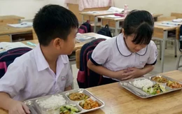 Nhiều học sinh một trường tiểu học ở TPHCM nôn ói, tiêu chảy, sốt