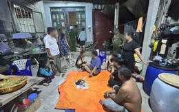 Kiểm tra một căn nhà lúc 22 giờ, công an bắt quả tang Nguyễn Thị Kim H. 52 tuổi và 9 người