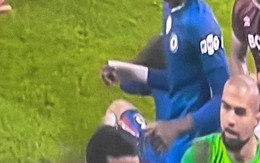 Cận cảnh cầu thủ West Ham “bóp cổ” đối thủ phía Chelsea