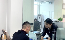 Phát hiện người đàn ông rút 485 triệu đồng để mua vàng mừng cưới em họ, nhân viên ngân hàng lập tức báo cảnh sát: "Anh không được phép làm vậy”