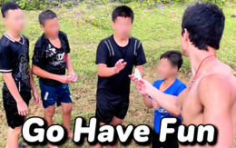 Cầm 200k rồi chạy biến đi mất, hành động quay lại của đứa trẻ vùng cao khiến khách Tây phải nể phục