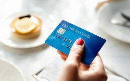 Thẻ ngân hàng đã khóa nhưng vì sao vẫn bị trừ tiền?