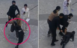 Robot hình người của Trung Quốc thực hiện cú vặn mình quái dị và ngã sấp mặt với tiếng động lớn trong buổi trình diễn