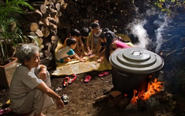 Nhận được cuộc gọi bất ngờ từ các con, bố mẹ ở nhà phải rút cả tiền dưỡng già để lo Tết