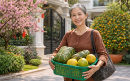 Mang túi quà quê đến chúc Tết, người phụ nữ nghẹn ngào trước hành động của bà thông gia giàu có