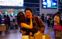 27 tiếng bay chỉ để ôm nhau một cái: Sân bay Tân Sơn Nhất nghẹn ngào ngày đón người thân về ăn Tết