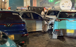 Nữ tài xế điều khiển xế hộp chạy ngược chiều, tông hàng loạt xe ô tô khác