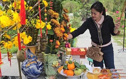 Hồng Loan đi xe riêng tới mộ NSƯT Vũ Linh lau dọn, cúng lớn