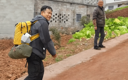 Chàng trai 9x đi bộ 1.400 km về quê đón Tết: 'Chân không còn là của mình' và cái kết làm cha già nức nở