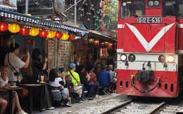 Phố cà phê đường tàu chật kín khách ngày giáp Tết, bất chấp cảnh báo an toàn