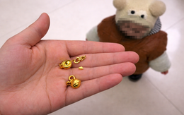 Nửa đêm nghe tiếng động lạ, mẹ hốt hoảng phát hiện con trai 1 tuổi đang nhai vàng