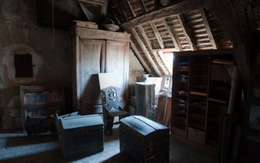 Trong lúc leo lên gác xép quét bụi dọn nhà đón Tết, tôi không ngờ mình đã chạm vào một bí mật khủng khiếp