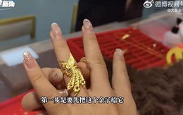 Cô gái mang 2 chiếc nhẫn vàng ròng đi chế tác lại, sau khi nung chảy chúng lại biến thành màu trắng