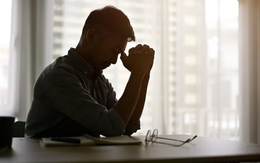 Vợ tôi thường xuyên phải đi công tác cùng người yêu cũ